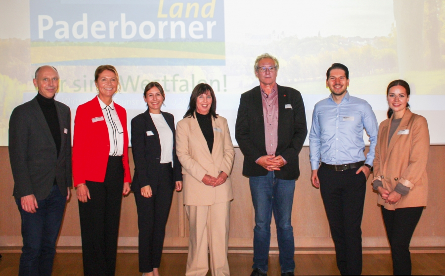 Blicken gemeinsam in eine nachhaltige und profitable touristische Zukunft – (v.l.) Ingo Tiemann, Kreis Paderborn; Edith Rehmann-Decker, Kreis Paderborn; Linda Michalke, Liborianum; Anja Veith, Kreis Paderborn; Dr. Peter Zimmer, Futour Tourismusberatung; Stefan Laskowski, Liborianum; Sinah Jakobsmeyer, Moderation Blicken gemeinsam in eine nachhaltige und profitable touristische Zukunft – (v.l.) Ingo Tiemann, Kreis Paderborn; Edith Rehmann-Decker, Kreis Paderborn; Linda Michalke, Liborianum; Anja Veith, Kreis Paderborn; Dr. Peter Zimmer, Futour Tourismusberatung; Stefan Laskowski, Liborianum; Sinah Jakobsmeyer, Moderation